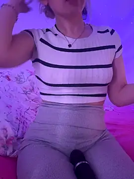 Snapshot of Holly-Glamour chatting on 12/17/25, 03:01 Holly-Glamour online show from 12/17/25, 03:01