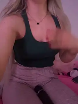 Snapshot of Holly-Glamour chatting on 12/19/25, 02:18 Holly-Glamour online show from 12/19/25, 02:18