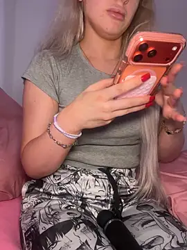 Snapshot of Holly-Glamour chatting on 12/22/25, 01:35 Holly-Glamour online show from 12/22/25, 01:35