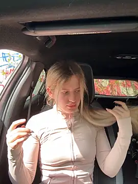 Holly-Glamour online show from 04/16/26, 12:28