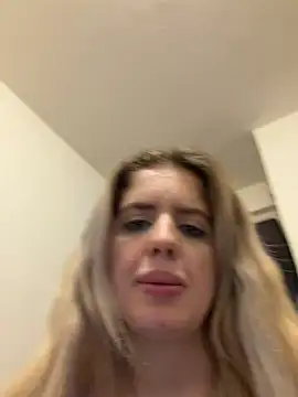 Snapshot of Holly-Glamour chatting on 06/17/26, 01:45 Holly-Glamour online show from 06/17/26, 01:45