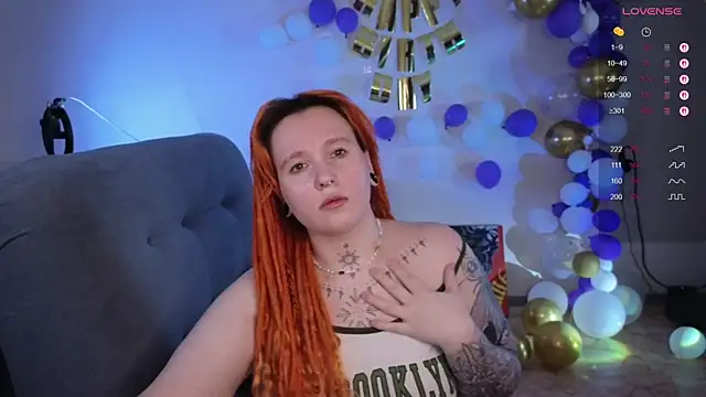 Snapshot of The_Full_Red_Moon chatting on 10/19/25, 12:06 The Full Red Moon online show from 10/19/25, 12:06