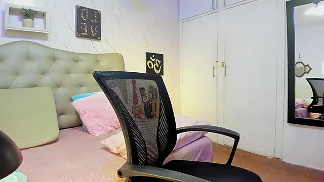 Snapshot of Antonella_Montanari chatting on 10/19/25, 01:28 Antonella Montanari online show from 10/19/25, 01:28