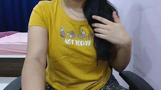 Snapshot of priya__81 chatting on 01/21/25, 04:58 priya 81 online show from 01/21/25, 04:58