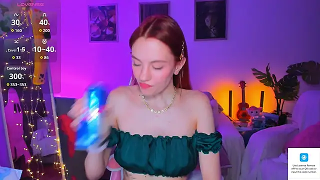 Snapshot of Alyssa_Smitt chatting on 09/11/25, 12:00 Alyssa Smitt online show from 09/11/25, 12:00