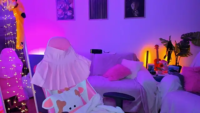 Snapshot of Alyssa_Smitt chatting on 10/21/25, 06:52 Alyssa Smitt online show from 10/21/25, 06:52