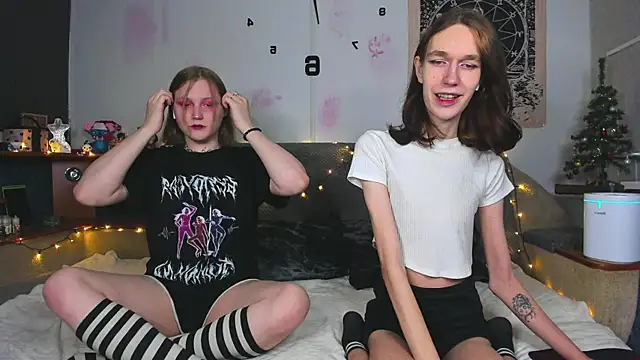 Snapshot of Calvin_and_Kevin chatting on 01/17/25, 01:46 Calvin and Kevin online show from 01/17/25, 01:46