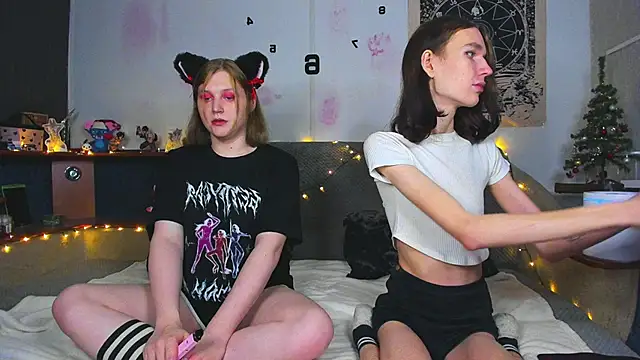 Snapshot of Calvin_and_Kevin chatting on 01/17/25, 05:51 Calvin and Kevin online show from 01/17/25, 05:51