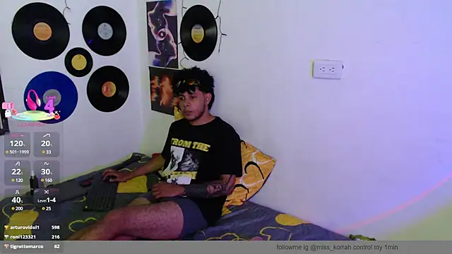 Snapshot of MissKorah chatting on 03/23/25, 04:27 MissKorah online show from 03/23/25, 04:27