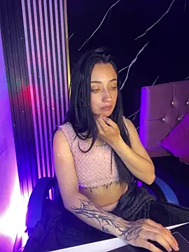 Snapshot of Ady_18 chatting on 11/21/25, 08:18 Ady 18 online show from 11/21/25, 08:18