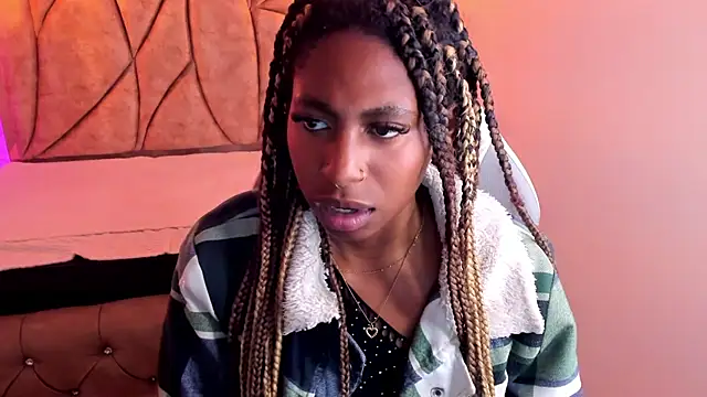 Snapshot of Queen_perla_ chatting on 01/15/25, 07:44 Queen perla online show from 01/15/25, 07:44