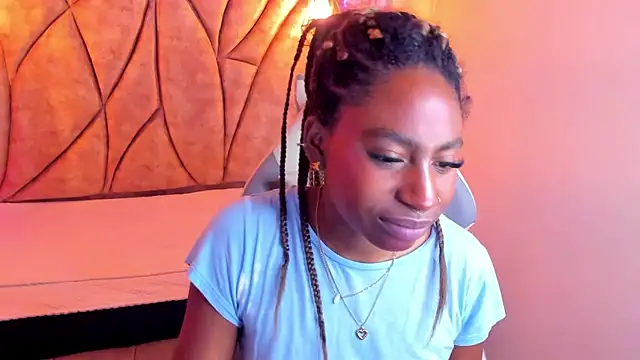 Snapshot of Queen_perla_ chatting on 01/16/25, 02:51 Queen perla online show from 01/16/25, 02:51