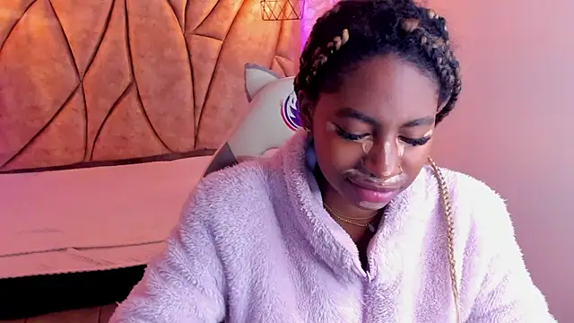 Snapshot of Queen_perla_ chatting on 01/18/25, 12:47 Queen perla online show from 01/18/25, 12:47