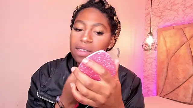 Snapshot of Queen_perla_ chatting on 01/23/25, 12:30 Queen perla online show from 01/23/25, 12:30