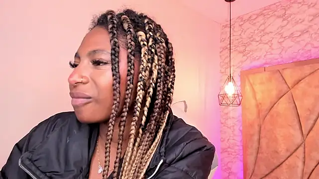 Snapshot of Queen_perla_ chatting on 01/23/25, 03:54 Queen perla online show from 01/23/25, 03:54