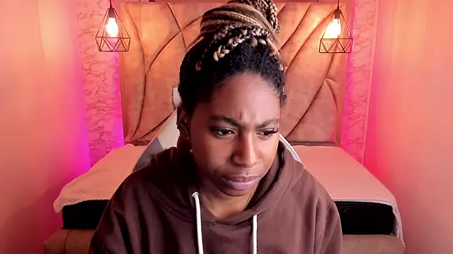 Snapshot of Queen_perla_ chatting on 02/13/25, 12:21 Queen perla online show from 02/13/25, 12:21