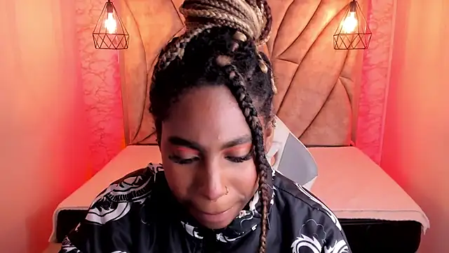 Snapshot of Queen_perla_ chatting on 02/14/25, 07:33 Queen perla online show from 02/14/25, 07:33