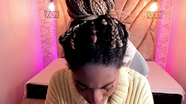 Snapshot of Queen_perla_ chatting on 02/23/25, 03:02 Queen perla online show from 02/23/25, 03:02