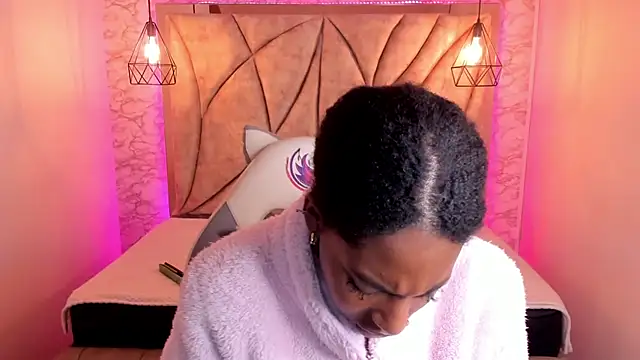 Snapshot of Queen_perla_ chatting on 02/25/25, 12:24 Queen perla online show from 02/25/25, 12:24