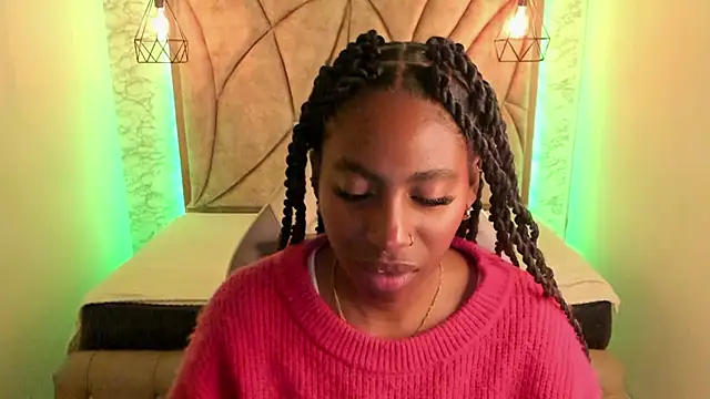 Snapshot of Queen_perla_ chatting on 02/28/25, 11:12 Queen perla online show from 02/28/25, 11:12