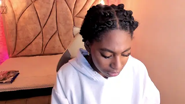 Snapshot of Queen_perla_ chatting on 03/13/25, 12:13 Queen perla online show from 03/13/25, 12:13