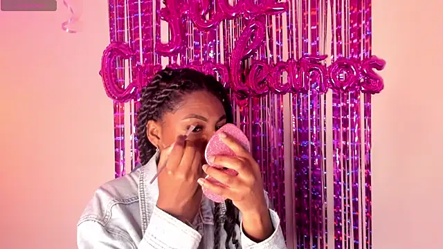 Snapshot of Queen_perla_ chatting on 10/18/25, 12:28 Queen perla online show from 10/18/25, 12:28