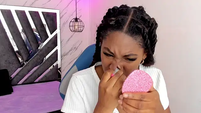 Snapshot of Queen_perla_ chatting on 10/25/25, 12:23 Queen perla online show from 10/25/25, 12:23