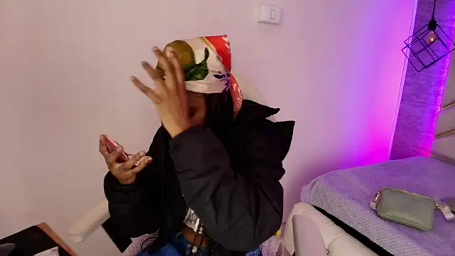 Snapshot of Queen_perla_ chatting on 11/17/25, 11:38 Queen perla online show from 11/17/25, 11:38