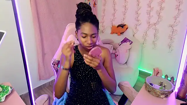 Snapshot of Queen_perla_ chatting on 12/18/25, 08:04 Queen perla online show from 12/18/25, 08:04