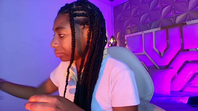 Snapshot of Queen_perla_ chatting on 04/26/26, 01:42 Queen perla online show from 04/26/26, 01:42