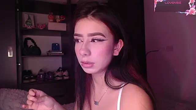 Snapshot of Your_rosalie chatting on 10/17/25, 01:31 Your rosalie online show from 10/17/25, 01:31