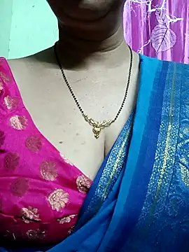 Snapshot of Rosy-B chatting on 04/08/26, 10:54 Rosy-B online show from 04/08/26, 10:54