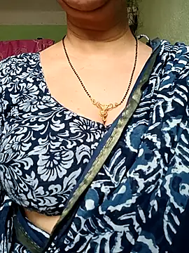 Snapshot of Rosy-B chatting on 04/13/26, 12:38 Rosy-B online show from 04/13/26, 12:38