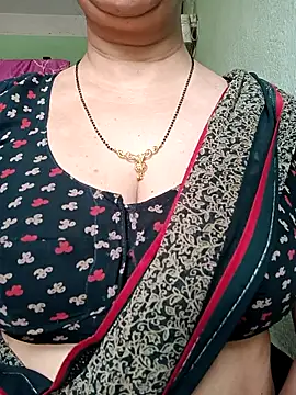 Snapshot of Rosy-B chatting on 04/21/26, 01:42 Rosy-B online show from 04/21/26, 01:42