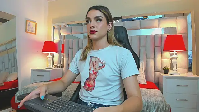 Snapshot of mariiahneedles chatting on 12/12/24, 10:31 mariiahneedles online show from 12/12/24, 10:31