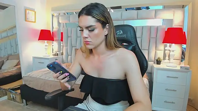 Snapshot of mariiahneedles chatting on 01/01/25, 04:39 mariiahneedles online show from 01/01/25, 04:39