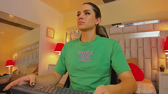 Snapshot of mariiahneedles chatting on 01/02/25, 11:27 mariiahneedles online show from 01/02/25, 11:27