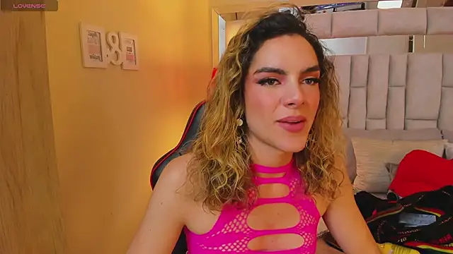 Snapshot of mariiahneedles chatting on 01/23/25, 01:19 mariiahneedles online show from 01/23/25, 01:19