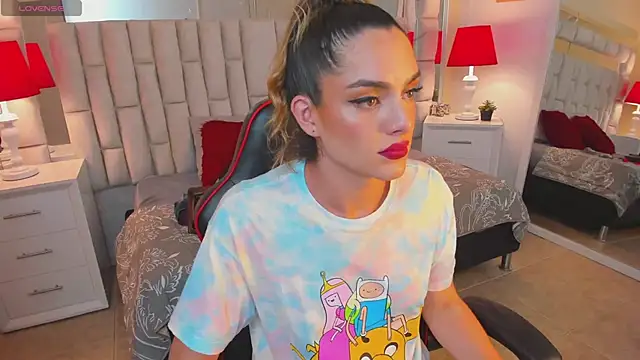 Snapshot of mariiahneedles chatting on 02/06/25, 01:38 mariiahneedles online show from 02/06/25, 01:38