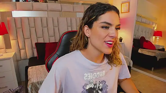 Snapshot of mariiahneedles chatting on 02/11/25, 01:10 mariiahneedles online show from 02/11/25, 01:10