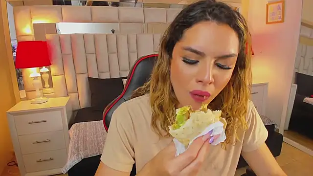 Snapshot of mariiahneedles chatting on 02/25/25, 02:03 mariiahneedles online show from 02/25/25, 02:03