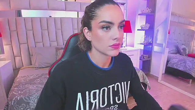 Snapshot of mariiahneedles chatting on 03/11/25, 01:05 mariiahneedles online show from 03/11/25, 01:05