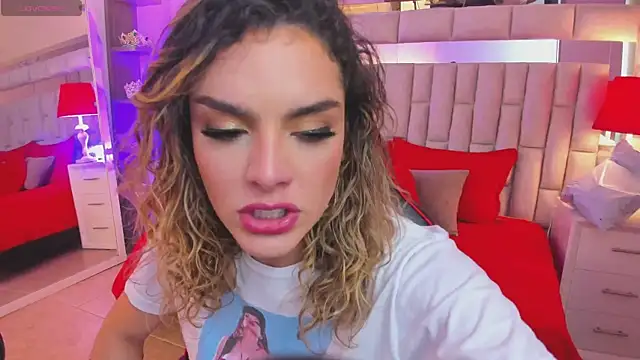 Snapshot of mariiahneedles chatting on 03/19/25, 08:22 mariiahneedles online show from 03/19/25, 08:22