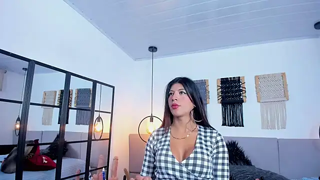 Snapshot of Sweet_camille chatting on 10/21/25, 02:12 Sweet camille online show from 10/21/25, 02:12