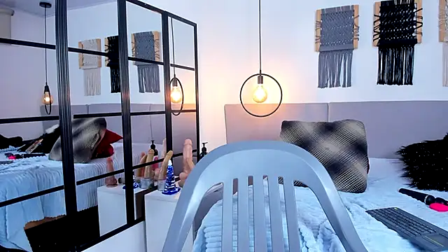 Snapshot of Sweet_camille chatting on 11/14/25, 04:00 Sweet camille online show from 11/14/25, 04:00