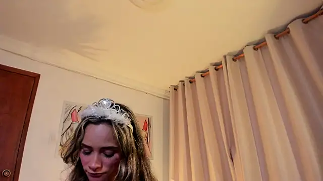 SkiinnyAna online show from 10/31/25, 07:37