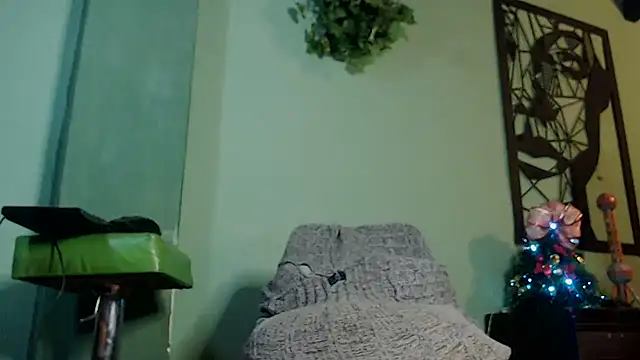 Snapshot of thirstymoonxx chatting on 12/20/24, 01:36 thirstymoonxx online show from 12/20/24, 01:36