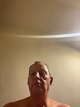 Snapshot of chubbybear2cum chatting on 09/14/25, 01:27 chubbybear2cum online show from 09/14/25, 01:27