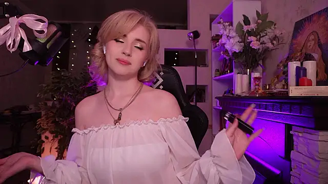 Snapshot of Chriss_Fox chatting on 03/18/26, 05:27 Chriss Fox online show from 03/18/26, 05:27