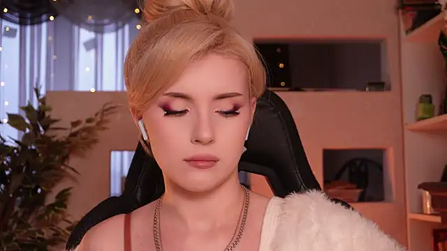 Snapshot of Chriss_Fox chatting on 04/09/26, 03:39 Chriss Fox online show from 04/09/26, 03:39